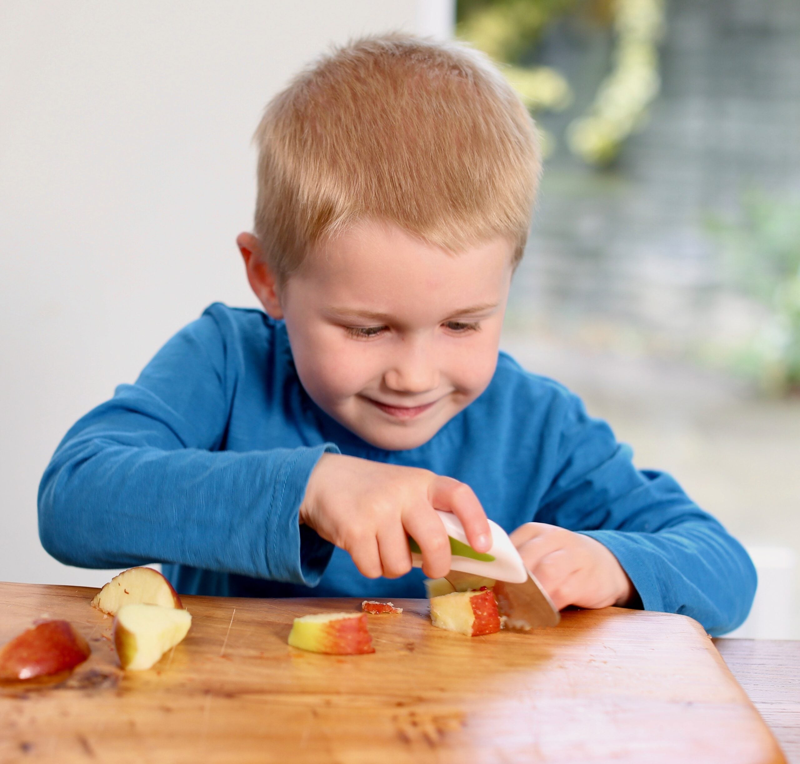 using the doddl knife for food preparation, cooking at mealtimes