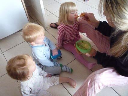 Cat, doddl inventor feeding her three children