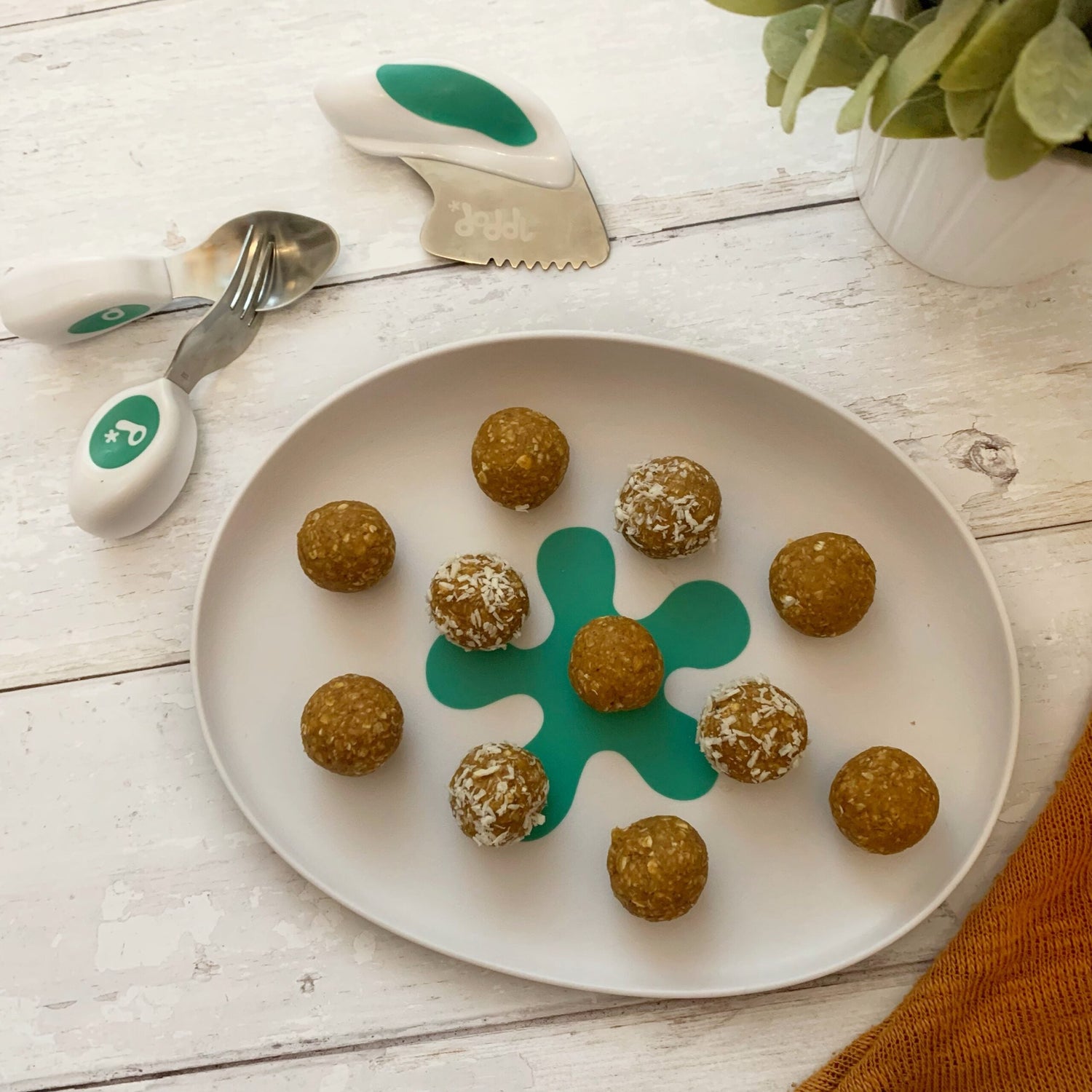 Pumpkin Spice Energy Balls - recipe from doddl|Pumpkin Spice Energy Balls - rolling the balls